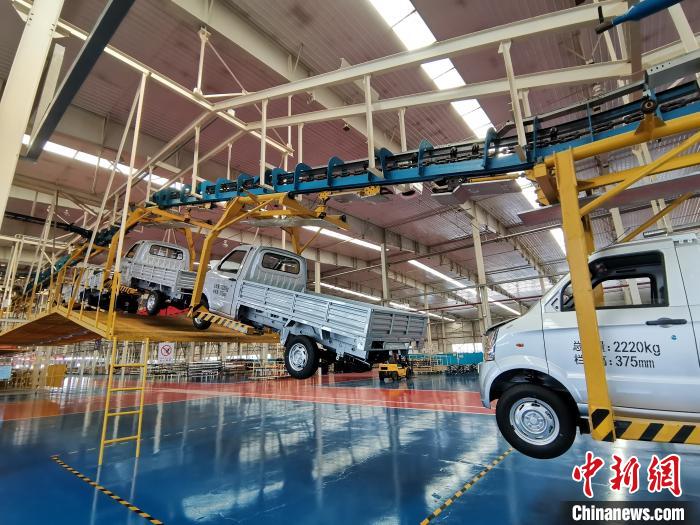 成功汽車是山西省重點(diǎn)轉(zhuǎn)型項(xiàng)目，擁有國內(nèi)先進(jìn)的零部件、發(fā)動機(jī)整機(jī)自動裝配和發(fā)動機(jī)生產(chǎn)線、實(shí)驗(yàn)線，還有國際一流的工業(yè)機(jī)器人?！「唢w 攝