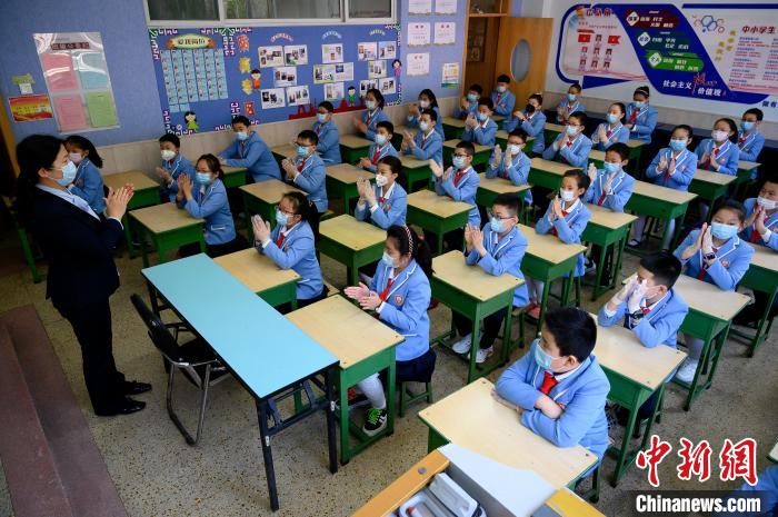 學(xué)校是人群密集場(chǎng)所，山西省疫情防控工作領(lǐng)導(dǎo)小組要求，要周密閉環(huán)做好疫情防控?！№f亮 攝