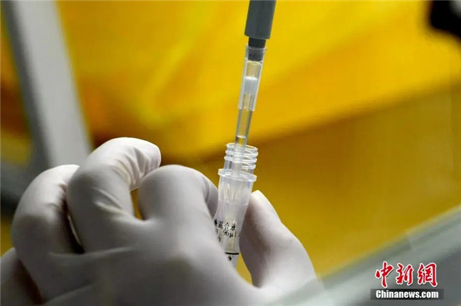 資料圖：工作人員正在準備檢測試劑。<a target='_blank'  data-cke-saved- >中新社</a>記者 王東明 攝