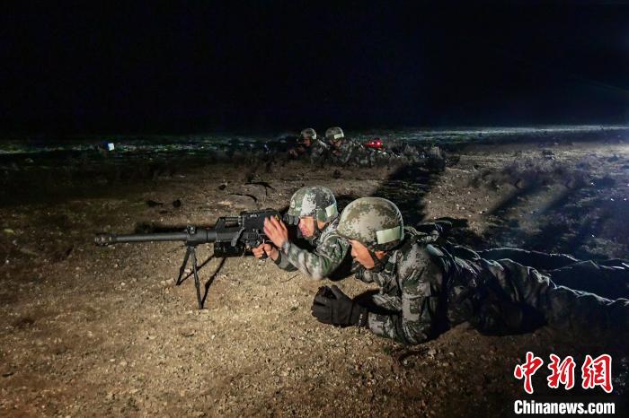 夜間狙擊手摧毀敵探照燈?！∑呀?攝