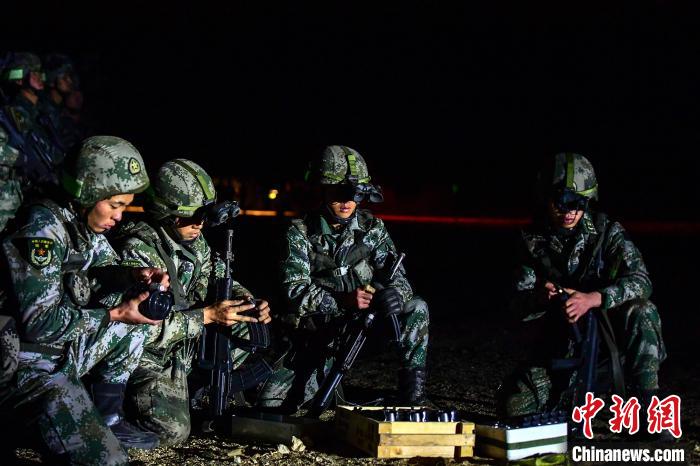 戰(zhàn)士正在補充彈藥?！∑呀?攝