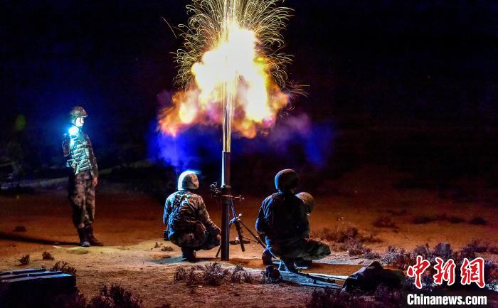 演練中偵察兵在夜間利用迫擊炮摧毀敵輕型裝甲?！」鶘|東 攝