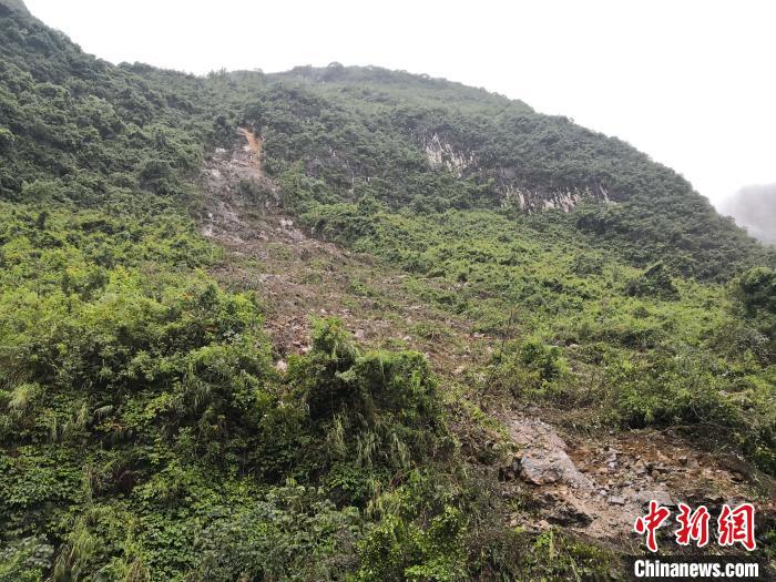 山體滑坡處?！↑S鵬 攝