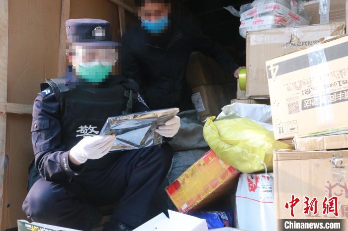 圖為勐康邊檢站民警在對快遞運輸車輛進行例行檢查。　楊添 攝