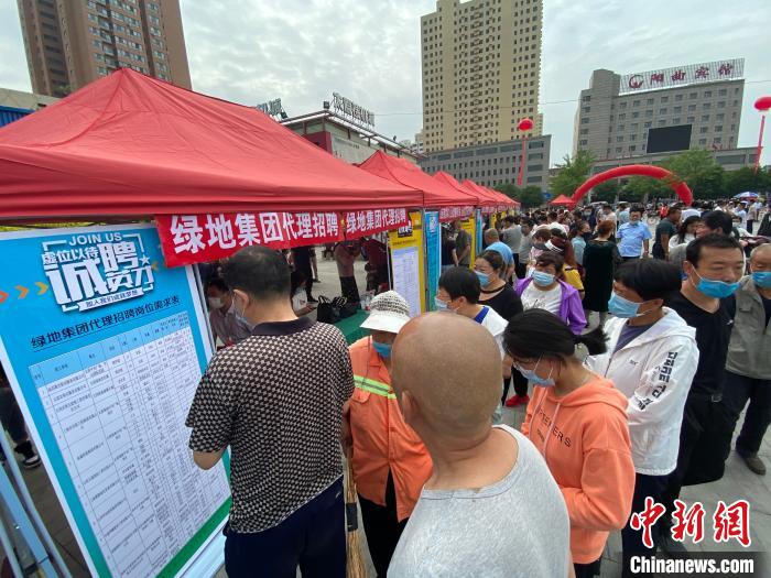 一些知名企業(yè)展臺前，投遞簡歷、咨詢就業(yè)的人絡(luò)繹不絕?！∏愊?攝