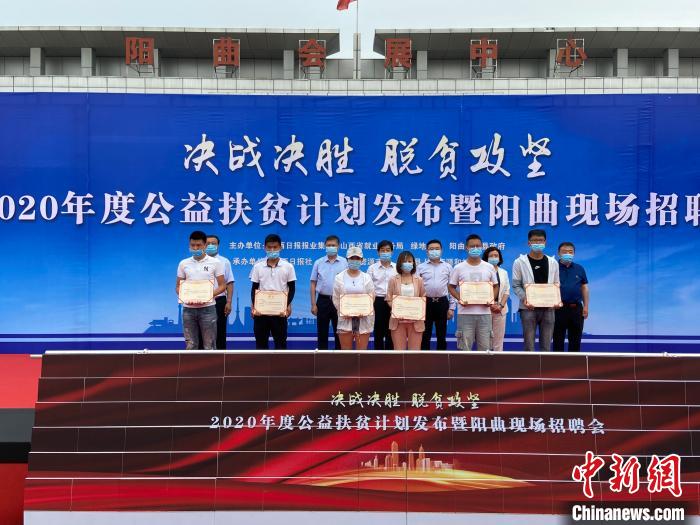 在現(xiàn)場，綠地集團(tuán)與困難就業(yè)群體就業(yè)代表簽署勞務(wù)合同，并為首批6名就業(yè)代表頒發(fā)上崗證書?！∏愊?攝