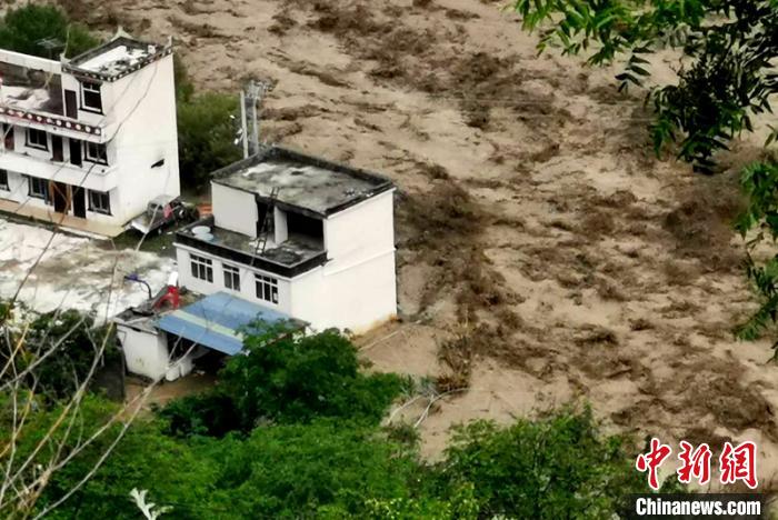 洪水淹沒(méi)房屋。　丹巴宣提供 攝