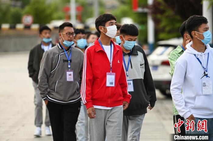 7月7日，考生在拉薩三高考點(diǎn)外有序排隊(duì)，等待進(jìn)入考場(chǎng)?！『闻罾?攝