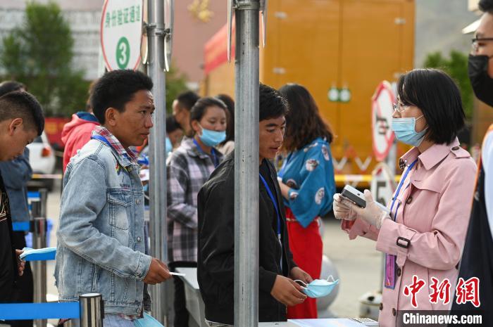 7月7日，考生在拉薩三高考點(diǎn)外進(jìn)行身份證件核驗(yàn)?！『闻罾?攝