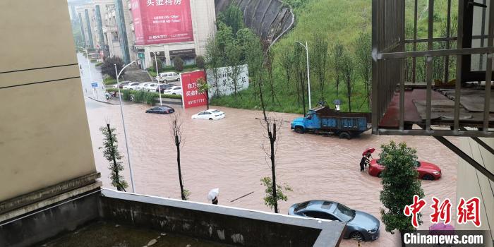 圖為重慶萬州城區(qū)積水嚴(yán)重?！≈貞c萬州區(qū)委宣傳部供圖 攝
