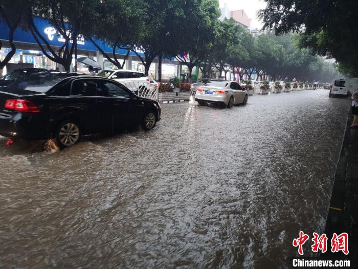 圖為重慶萬州城區(qū)積水嚴(yán)重?！≈貞c萬州區(qū)委宣傳部供圖 攝