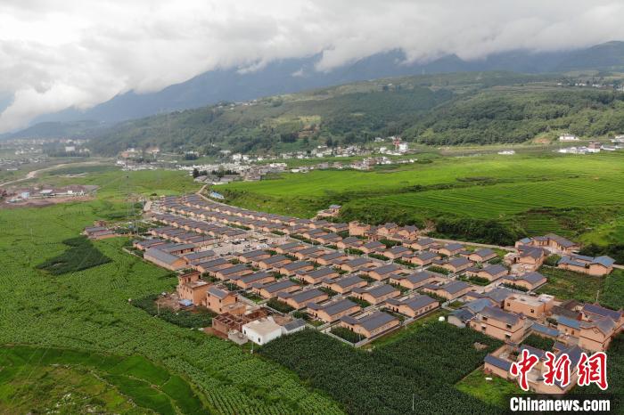 甲甲溝村新建農(nóng)房掩映在農(nóng)作之間。　張浪 攝