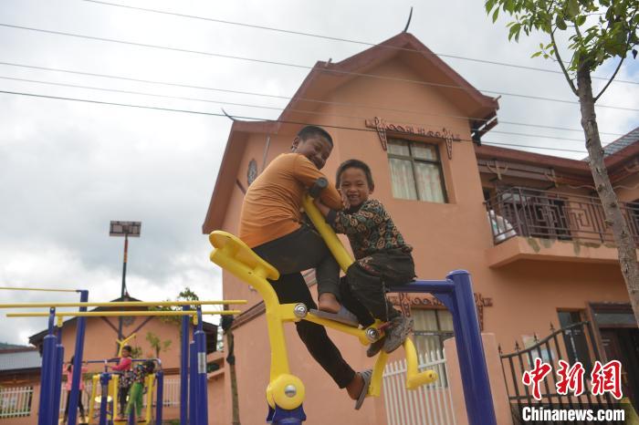 甲甲溝村里玩耍的孩子。　張浪 攝
