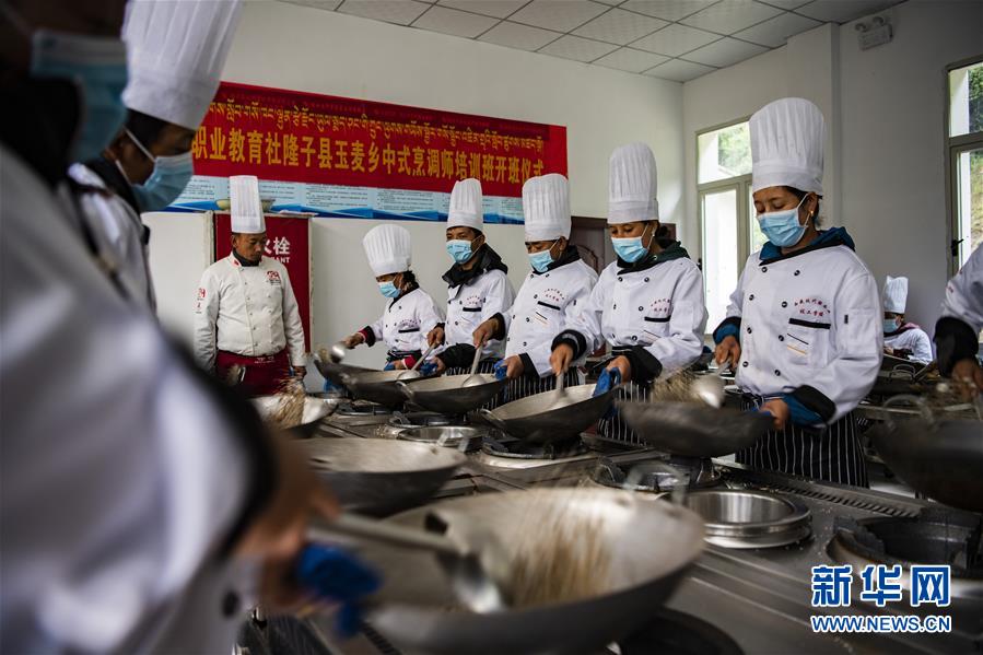 （新華全媒頭條·走向我們的小康生活·圖文互動(dòng)）（2）扎西德勒，我們的新家園——西藏易地扶貧搬遷搬出幸福美好新生活