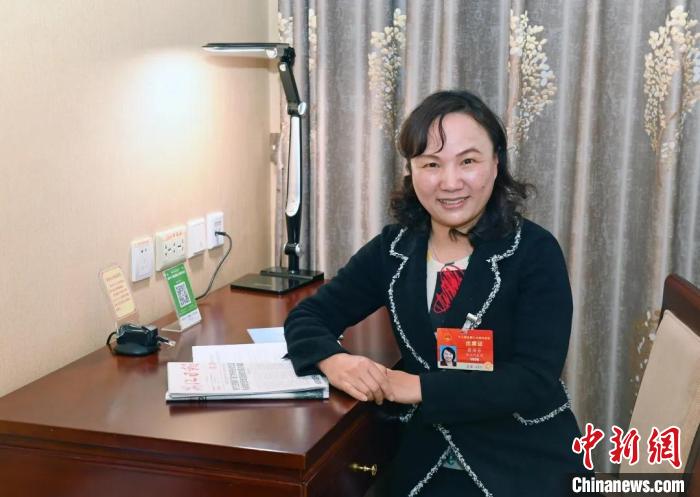 全國(guó)人大代表，浙江省臺(tái)州市椒江區(qū)大陳實(shí)驗(yàn)學(xué)校校長(zhǎng)、黨支部書記翁麗芬 蔡榮章 攝