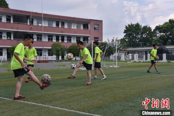 人大代表呼吁篩查防控青少年頸椎、脊柱等健康問題