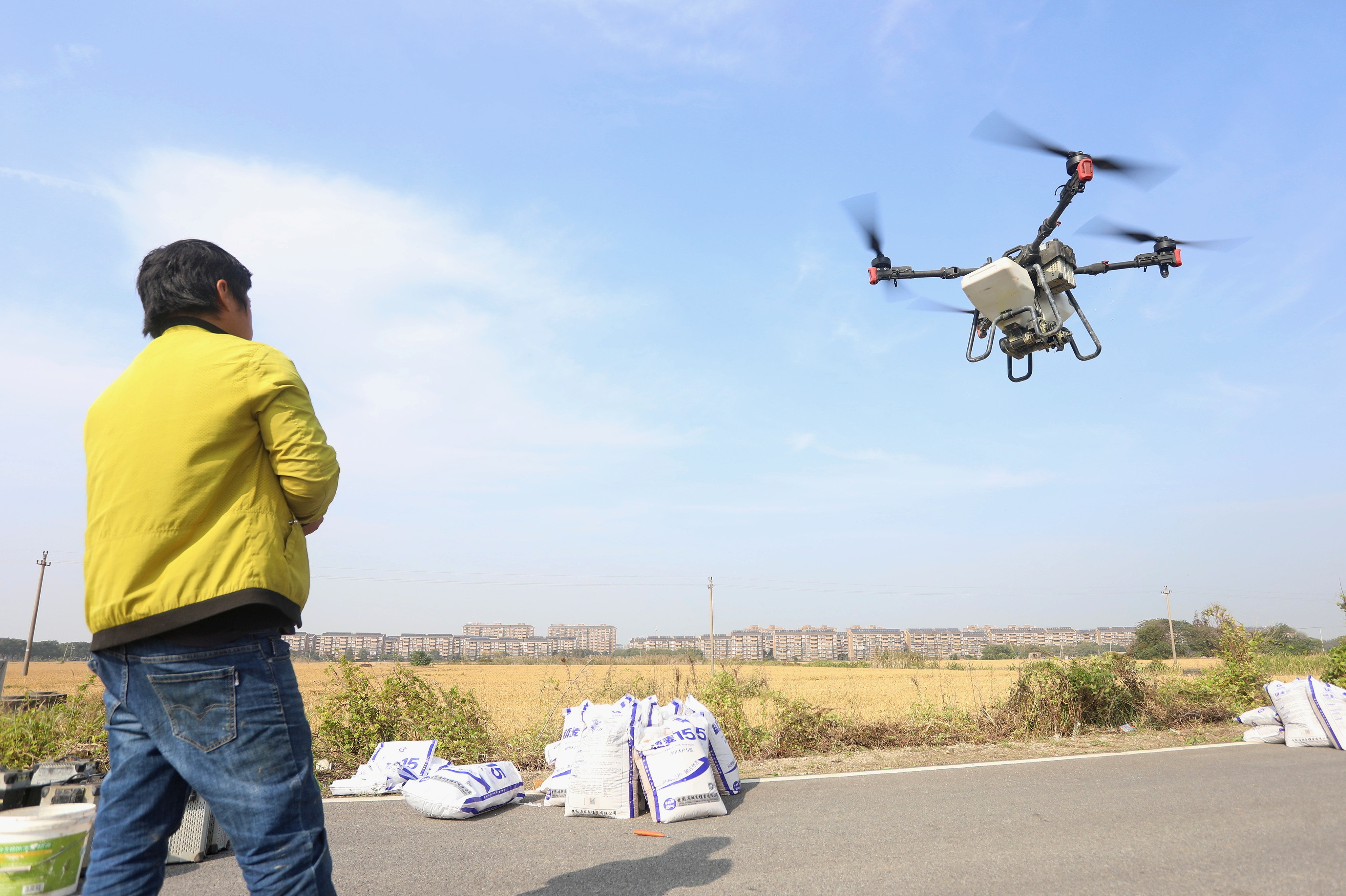 2023年11月15日，浙江嘉興，南湖區(qū)七星街道一處農(nóng)田里，農(nóng)民操縱無人機(jī)進(jìn)行冬小麥飛播。