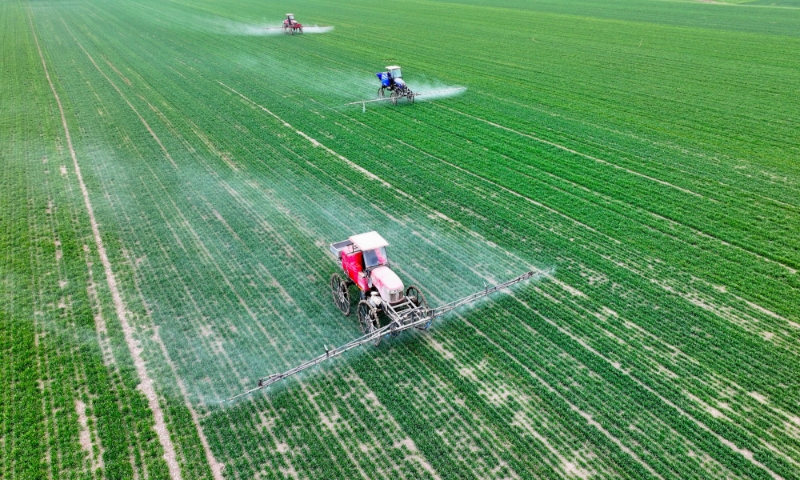 2024年2月18日，安徽省亳州市，利辛縣紀(jì)王場鄉(xiāng)孫老家村麥田，農(nóng)民駕駛自走式高桿噴霧機(jī)對(duì)小麥進(jìn)行噴藥作業(yè)。